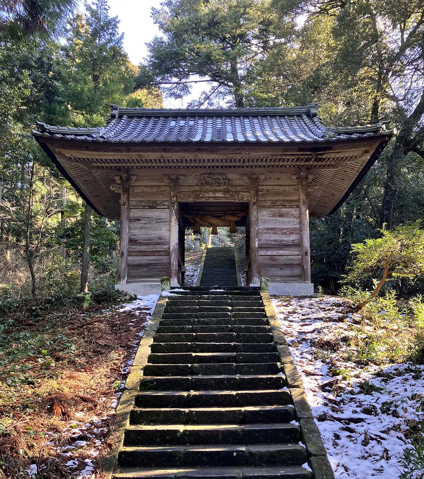 石段の先に建つ出雲金刀比羅宮の随身門
